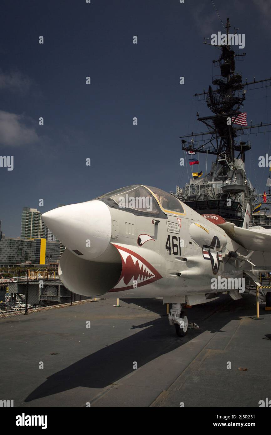 F-8 aereo crociato presso il ponte di volo USS Midway, San Diego Navy Pier Foto Stock