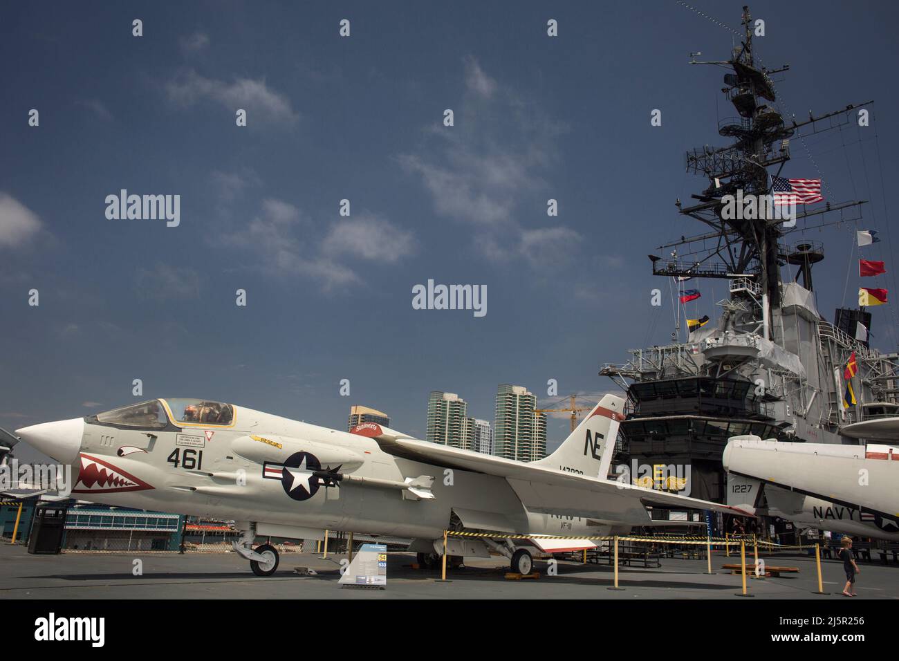 F-8 aereo crociato presso il ponte di volo USS Midway, San Diego Navy Pier Foto Stock