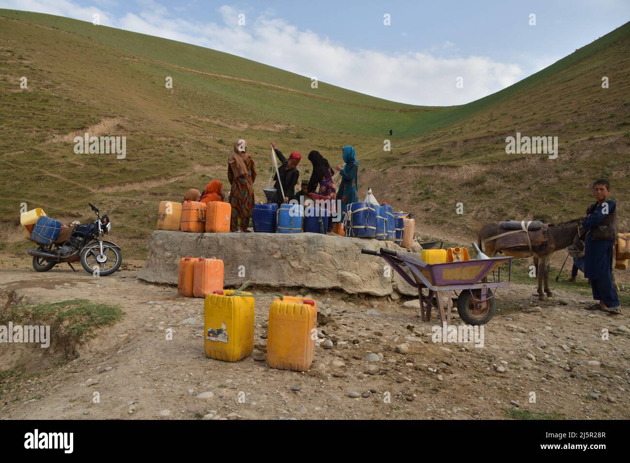 (220425) -- BAGHLAN, 25 aprile 2022 (Xinhua) -- gli abitanti di Villagers prelevano acqua potabile da un pozzo nella provincia di Baghlan, Afghanistan, 24 aprile 2022. Più di 3.000 famiglie nel villaggio di Hazarqaq nella provincia settentrionale di Baghlan si trovano ad affrontare una grave carenza di acqua, devono percorrere più di 6 chilometri per ottenere l'acqua per uso quotidiano. (Foto di Mehrab Ibrahimi/Xinhua) Foto Stock