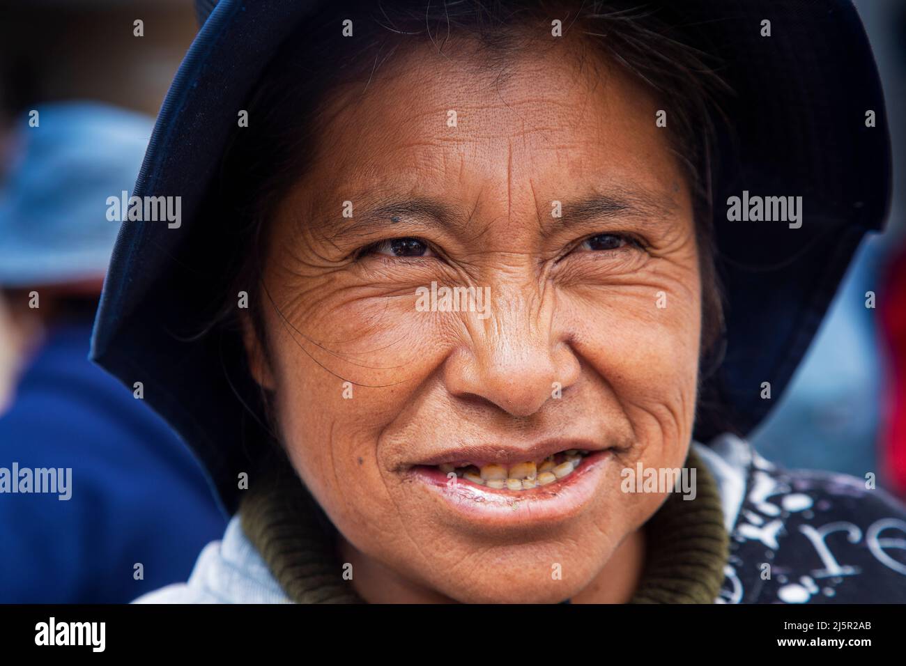 Argentina, provincia di Salta - attrazione turistica 'Tren a las Nubes' o treno nelle nubi.anziano indigena donna nel villaggio di San Antonio de lo Foto Stock