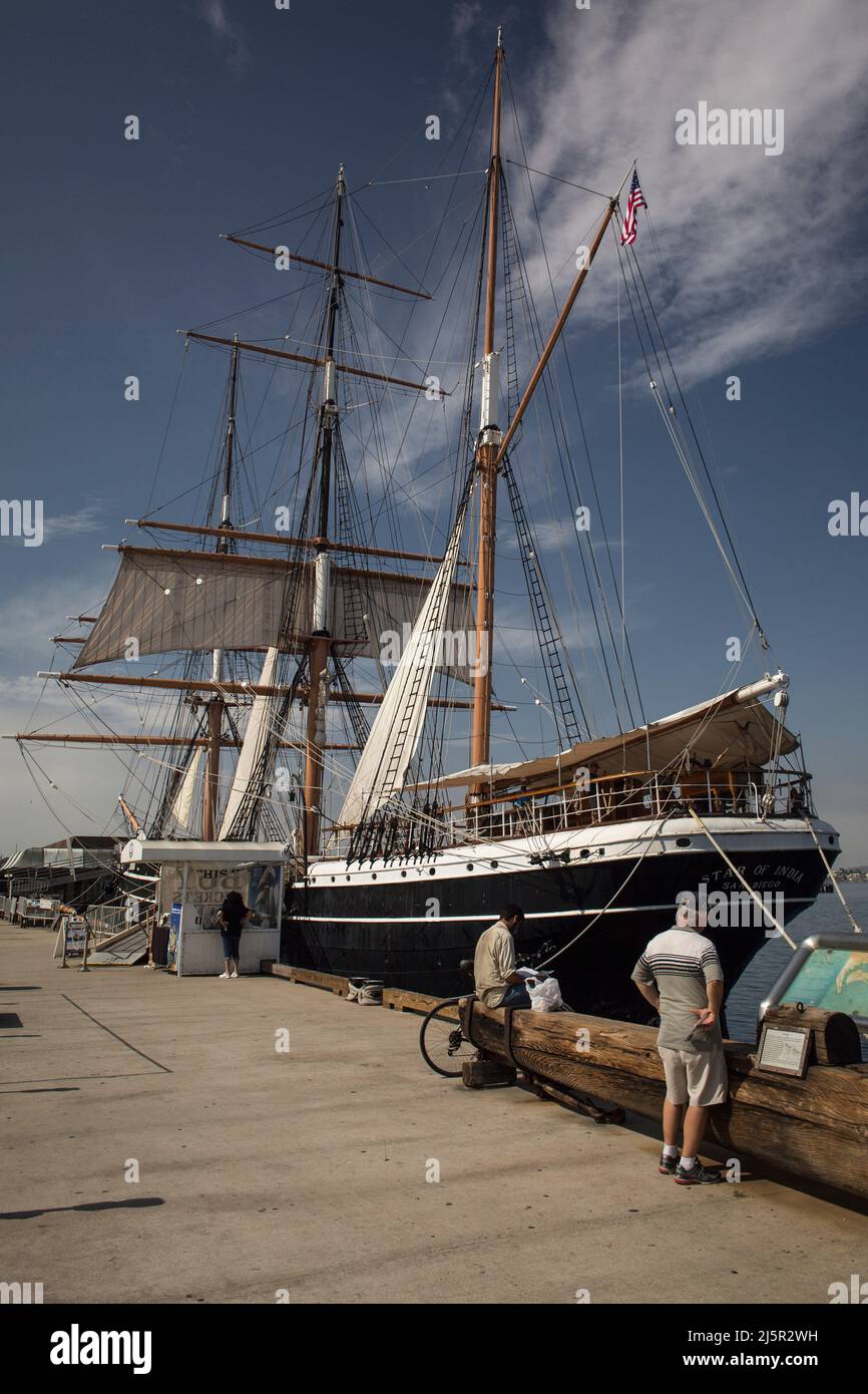 La storica nave marittima Star of India, fulcro della collezione del Museo Marittimo, nella baia di San Diego Foto Stock