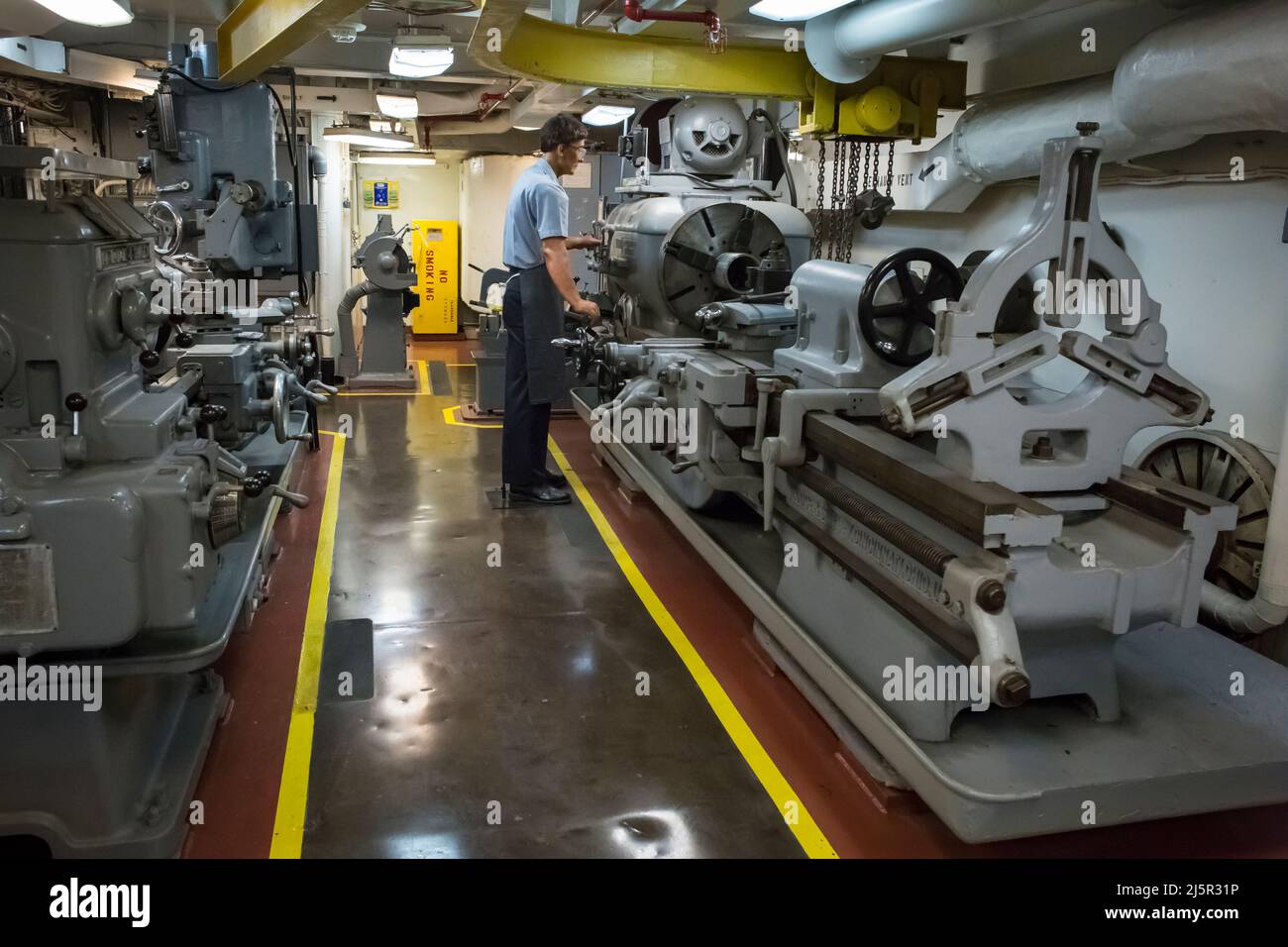 Finto marinaio che lavora con macchinari nella portaerei USS Midway, San Diego Navy Pier Foto Stock