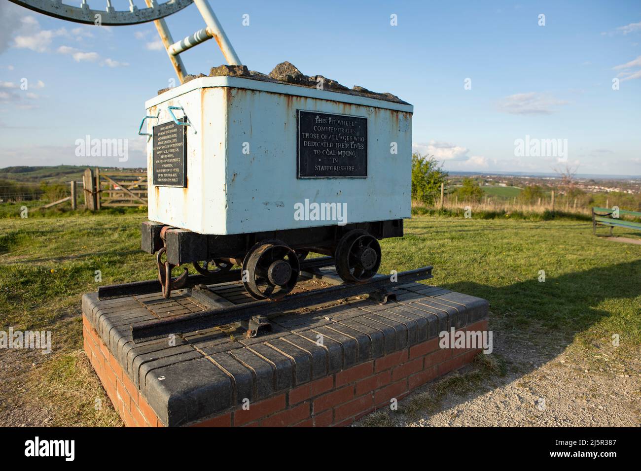 Newcastle-under-Lyme, Staffordshire, regno unito, 04,08.2022, Apedale carbone vasca memoriale situato nel parco comunità Apedale, ex miniera opencast Foto Stock