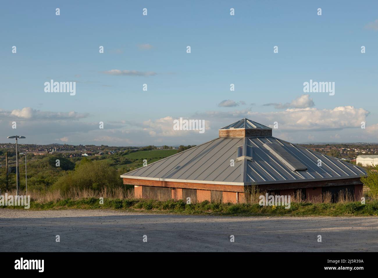centro visitatori del parco comunale di apedale, black bank durante un tramonto primaverile Foto Stock