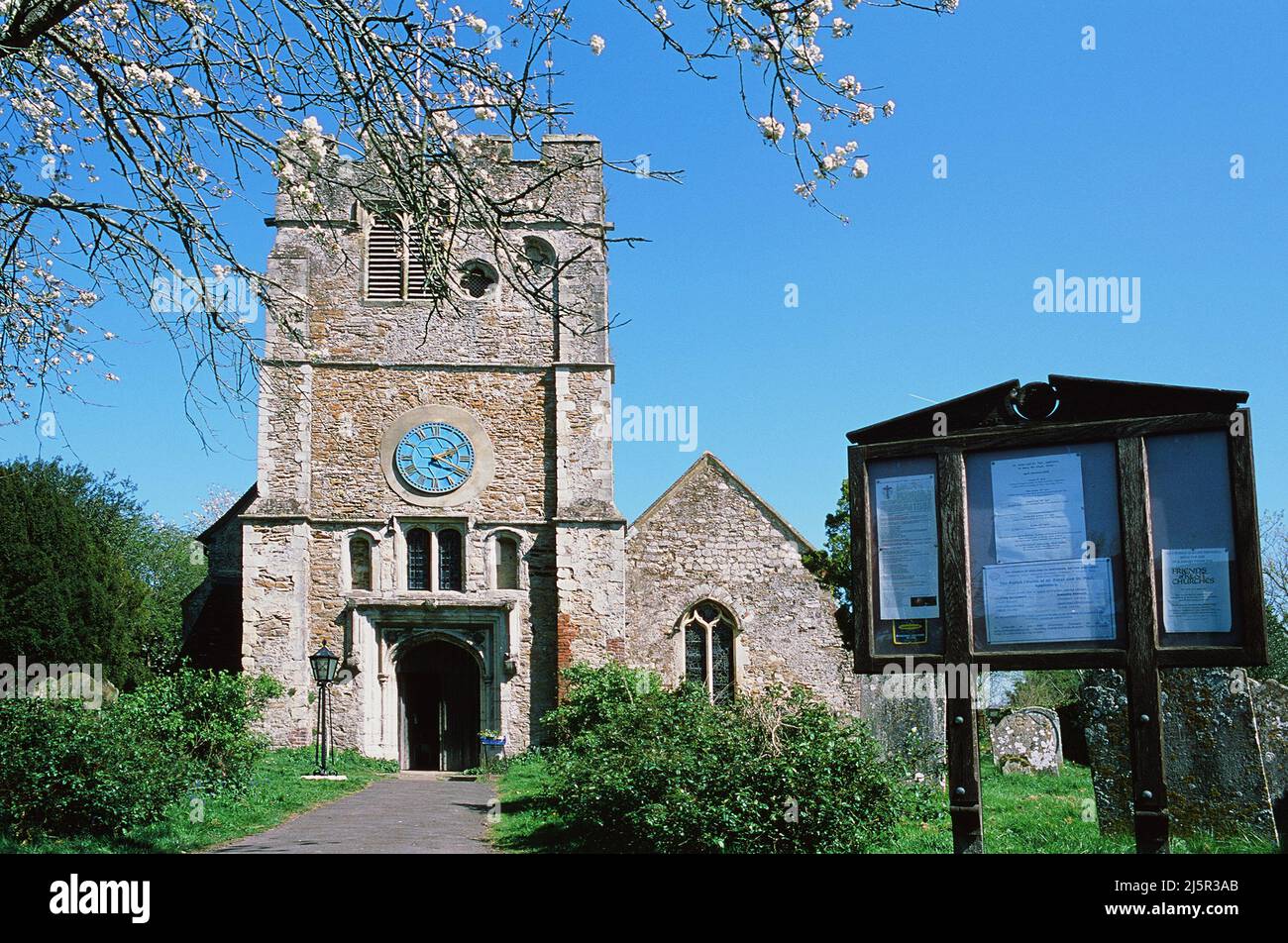 L'esterno dell'antica chiesa di San Pietro e San Paolo ad Appledore, Kent, Inghilterra sudorientale Foto Stock