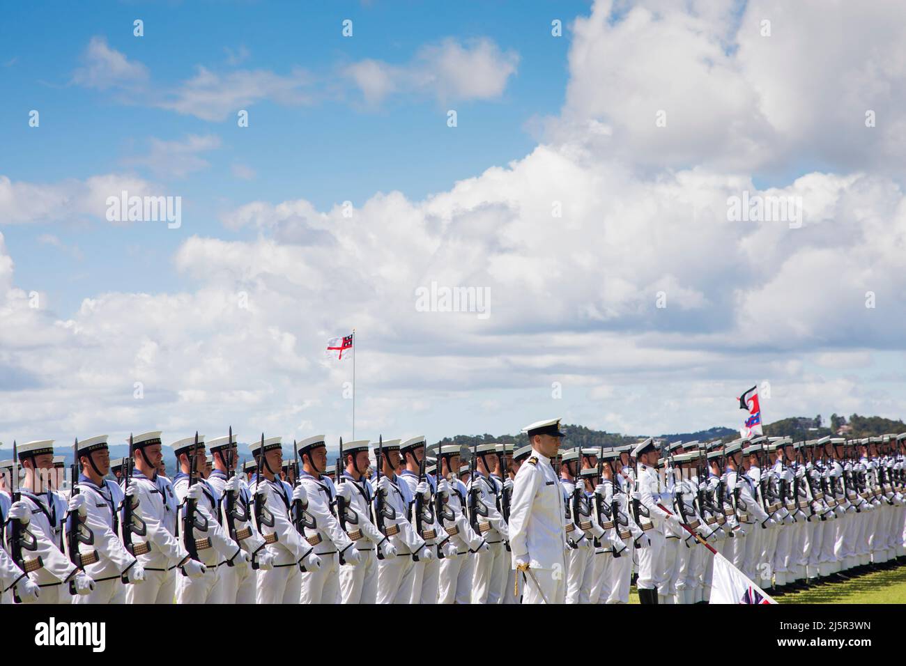 La Royal New Zealand Navy Parade presso il Waitangi Treaty Grounds durante le celebrazioni del Waitangi Day. Waitangi Day è il giorno nazionale della Nuova Zelanda, e commem Foto Stock