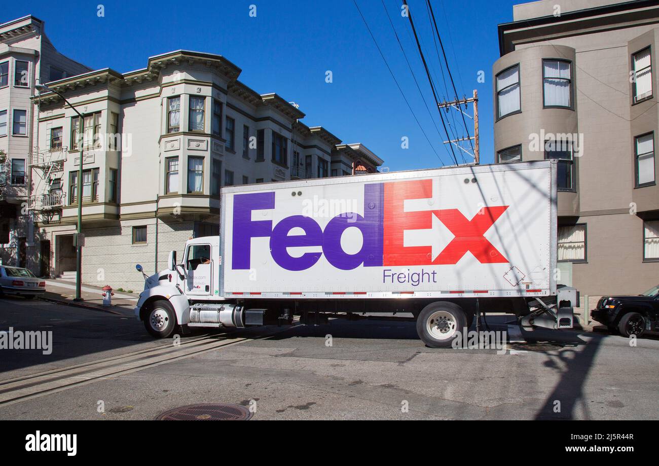 USA, San Francisco - un camion FedEx sulla sua strada per la consegna delle merci. Foto Stock