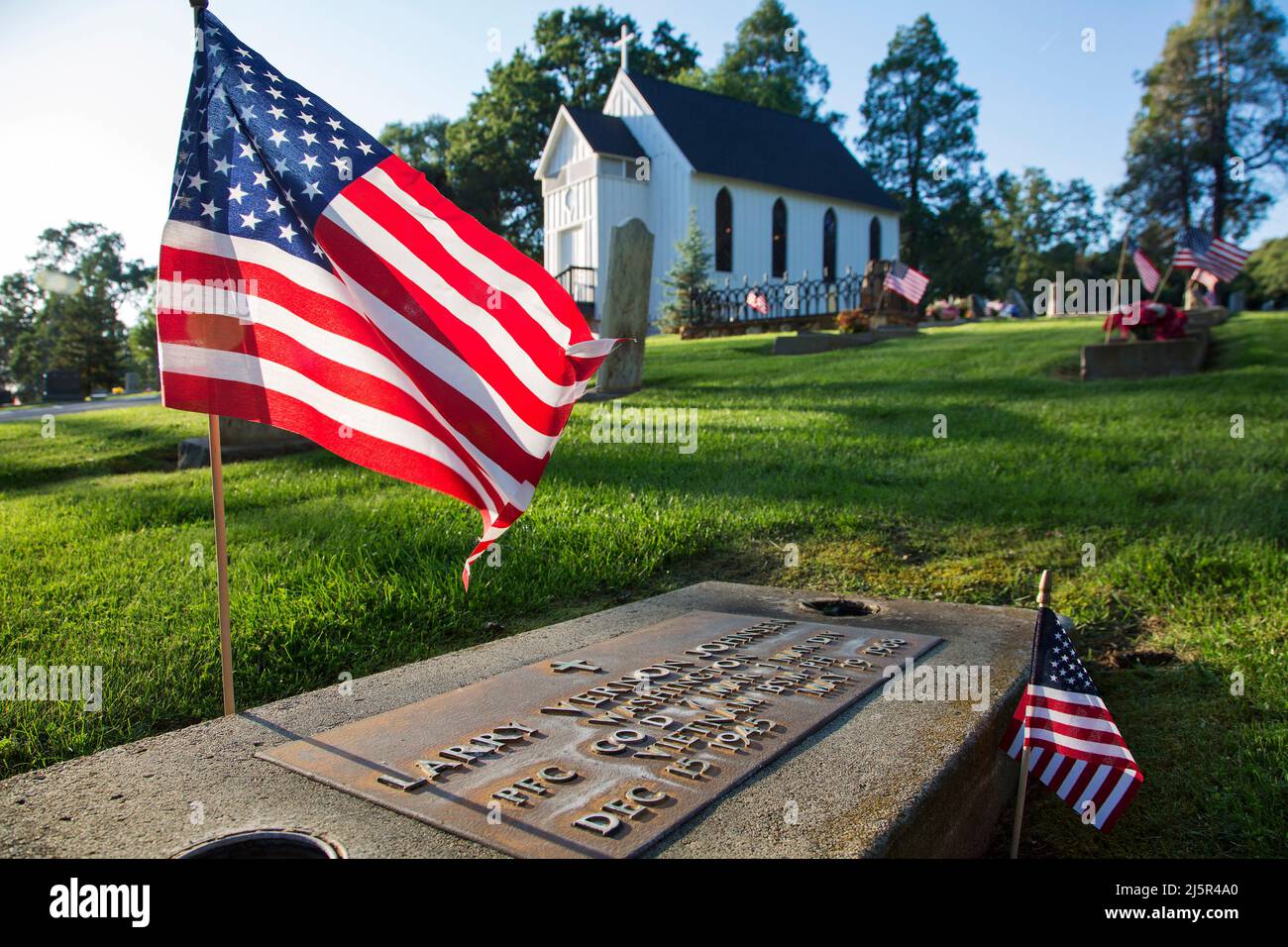 USA, Oakhurst, California, Memorial Day at Little Church on the Hill con tombe dei soldati morti nelle numerose guerre combattute dagli Stati Uniti. Foto Stock