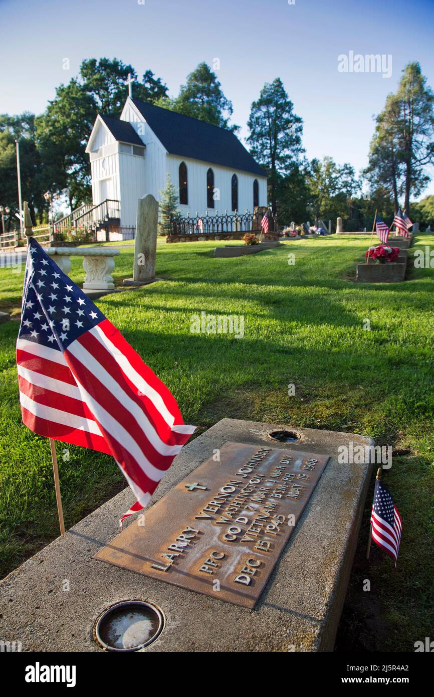 USA, Oakhurst, California, Memorial Day at Little Church on the Hill con tombe dei soldati morti nelle numerose guerre combattute dagli Stati Uniti. Foto Stock