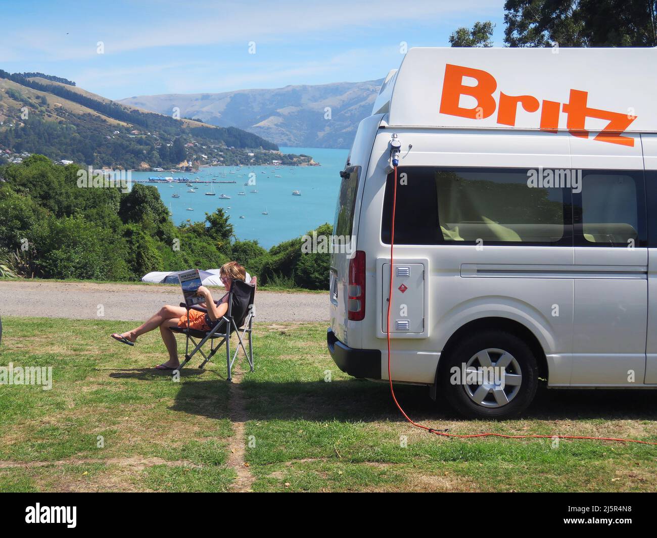 Akarua - Akaroa è una piccola città situata nella penisola di Banks, nella regione di Canterbury, nell'Isola del Sud della Nuova Zelanda, situata all'interno di un porto Foto Stock