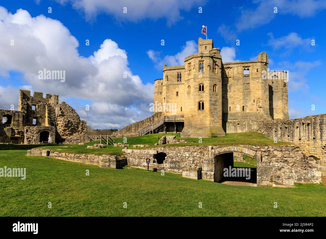 Le rovine della Cappella e la conserva del castello di Warkworth, Northumberland, Inghilterra Foto Stock