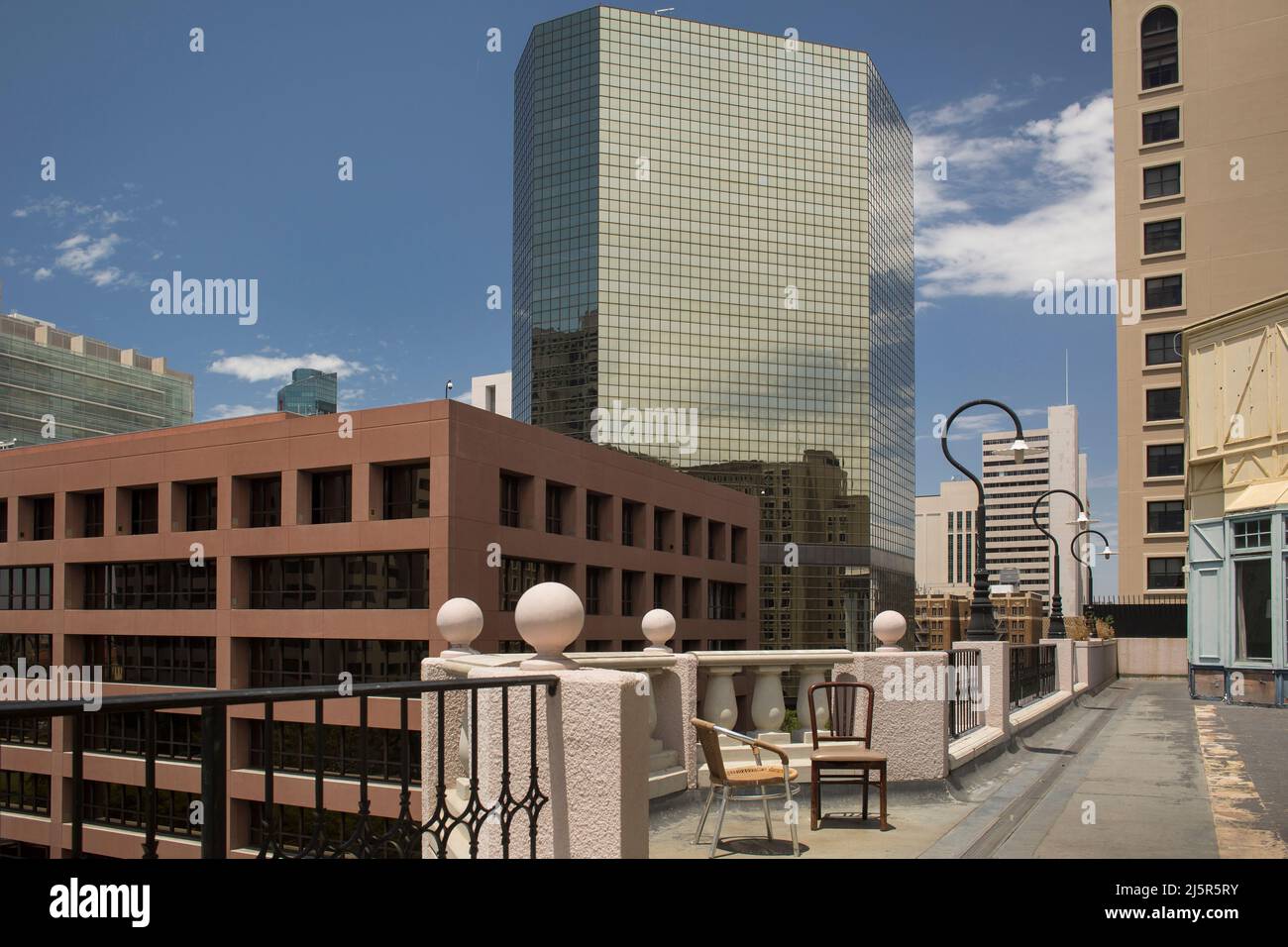 BMP Supreme grattacielo e l'edificio Internal Revenue Service dalla terrazza del centro commerciale demolito Westfield Horton Plaza, San Diego Foto Stock