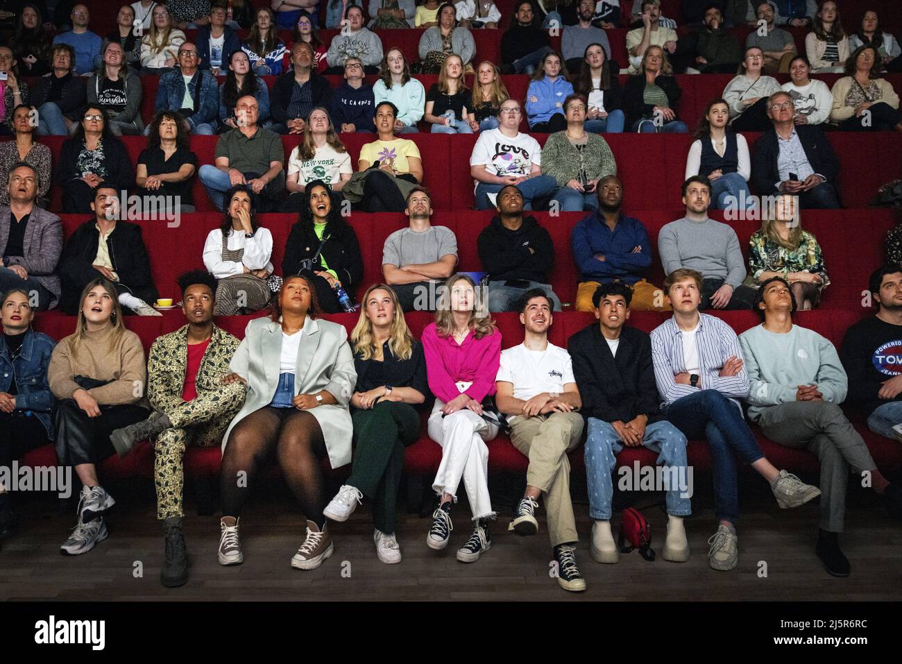 2022-04-25 14:42:30 HILVERSUM - i ventilatori, il cast (ex) e l'equipaggio dicono Arrivederci a 15 anni di SpangaS. Il primo e l'ultimo episodio di SpangaS è in visione in Image & Sound. La serie di successo su NPO Zapp segue dieci studenti del fictional Spangalis College. Il programma presta attenzione ad argomenti come LGBTI+, bullismo, vita sana e lutto. ANP KIPPA RAMON VAN FLYMEN olanda OUT - belgio OUT Foto Stock