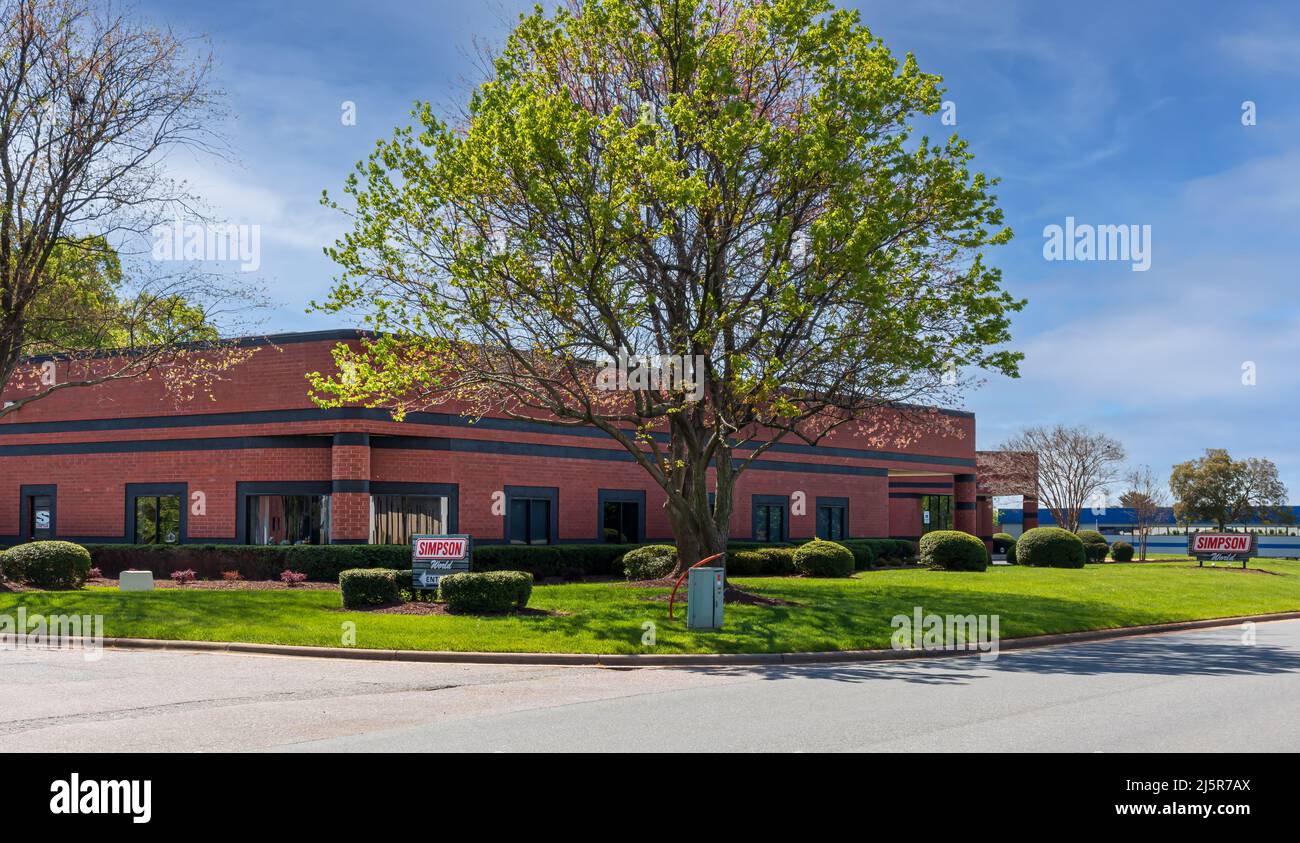 MOORESVILLE, NC, USA-17 APRILE 2022: Simpson World, prodotti da corsa. Edificio e segnaletica. Soleggiato, primavera. Foto Stock