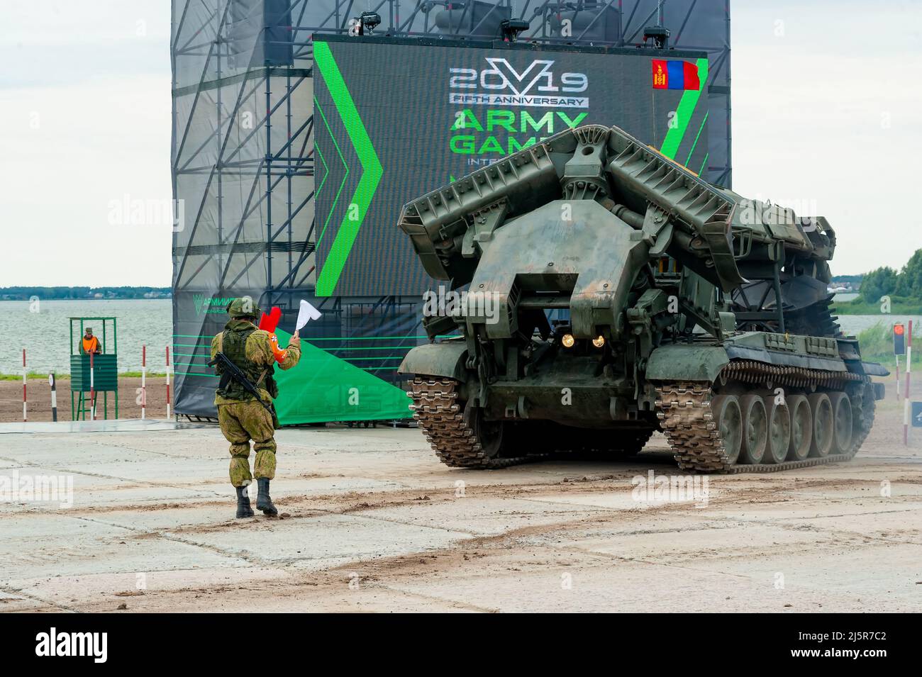 Controller del traffico e IMR-2 Combat Engineer Vehicle Foto Stock