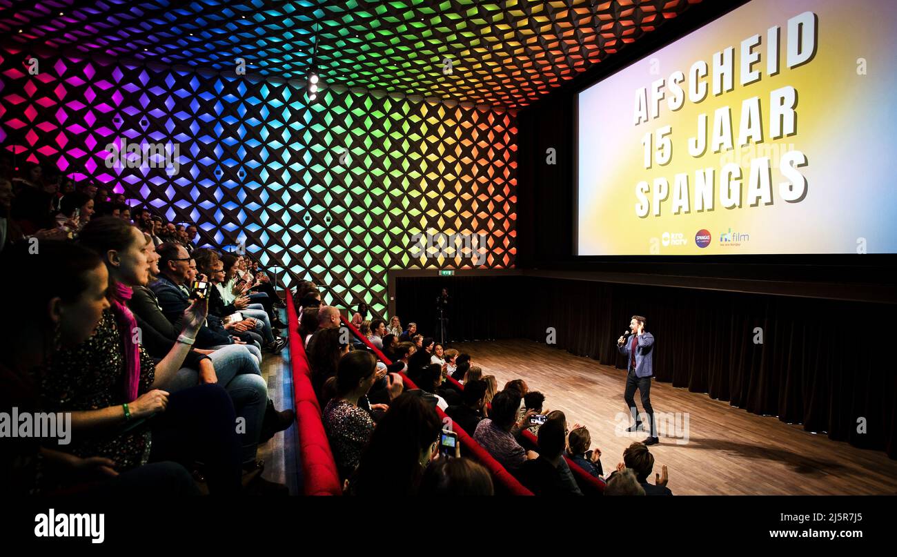 2022-04-25 14:38:23 HILVERSUM - i ventilatori, il cast (ex) e l'equipaggio dicono Arrivederci a 15 anni di SpangaS. Il primo e l'ultimo episodio di SpangaS è in visione in Image & Sound. La serie di successo su NPO Zapp segue dieci studenti del fictional Spangalis College. Il programma presta attenzione ad argomenti come LGBTI+, bullismo, vita sana e lutto. ANP KIPPA RAMON VAN FLYMEN olanda OUT - belgio OUT Foto Stock