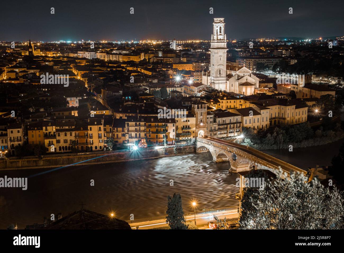 Foto notturne da Castel San Pietro, Verona, Italia, 13.07.2021 Foto Stock