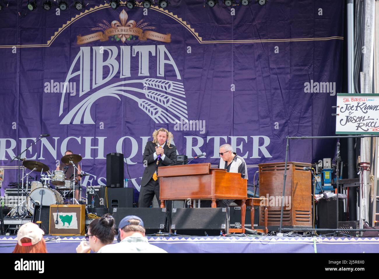 NEW ORLEANS, LA, USA - 21 APRILE 2022: Joe Krown e Jason Ricci si esibiscono al Festival del quartiere francese durante il Beer Stage di Abita Foto Stock