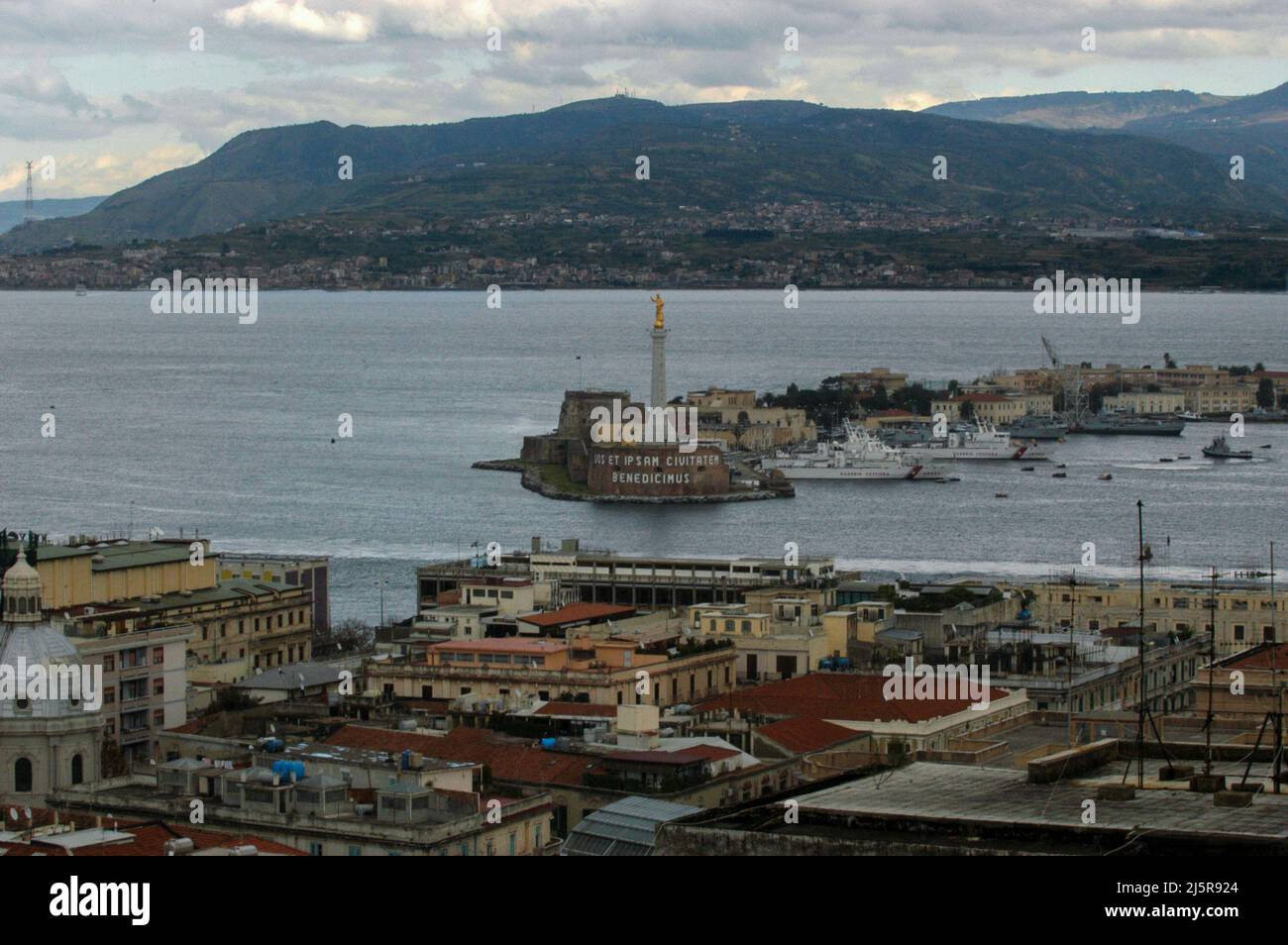 Messina, Italia 12/12/2005: Vista della Madonnina nell'antico porto. ©Andrea Sabbadini Foto Stock