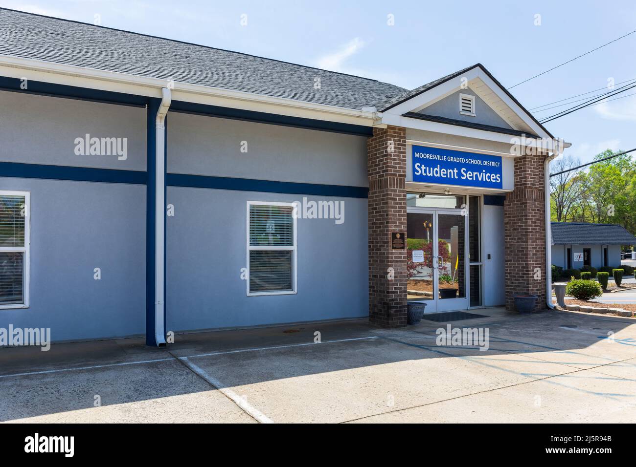 MOORESVILLE, NC, USA-17 APRILE 2022: Ingresso al Mooresville Graded School District Student Services Building. Foto Stock