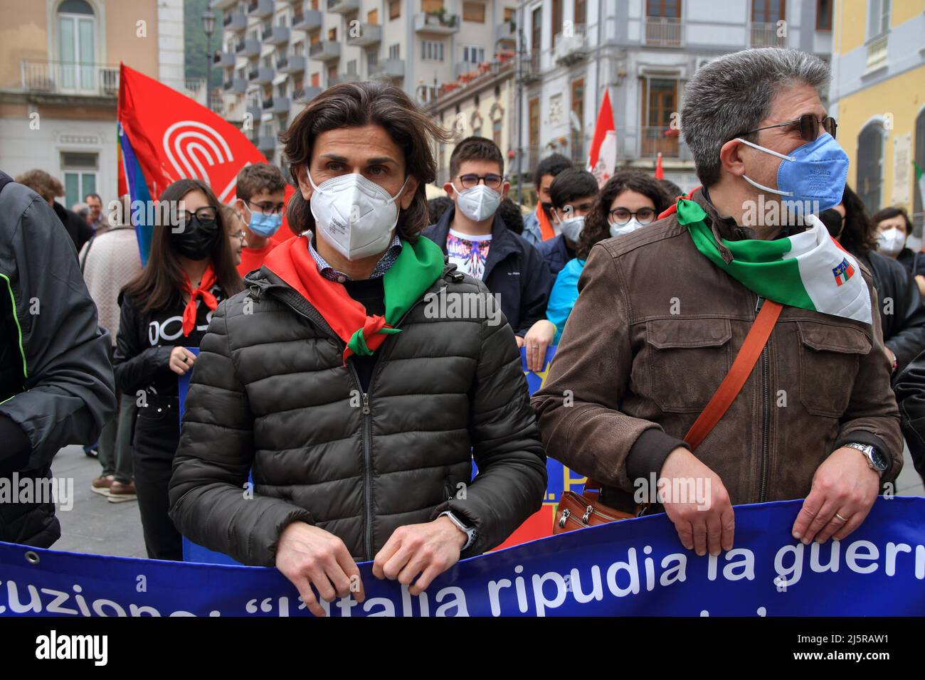 25 aprile 2022, Nocera inferiore, Campania/Salerno, Italia: Nocera inferiore, Salerno, Italia - 25 Aprile 2022 : Visti uomini e donne anziani, ragazze e ragazzi giovanni, partecipano alla sfilata organizzata da A.N.P.I. (Associazione Nazionale dei partigiani d'Italia) il 25 aprile (Giornata Nazionale della Liberazione) per onorare la memoria dei partigiani caduti. Presentare rappresentanti di potere al popolo, membri dell'Associazione '' Free''' e altre associazioni. L'anniversario della liberazione dell'Italia, detta anche Giornata della Liberazione, è una festa nazionale della Repubblica Italiana, che si celebra ogni aprile Foto Stock