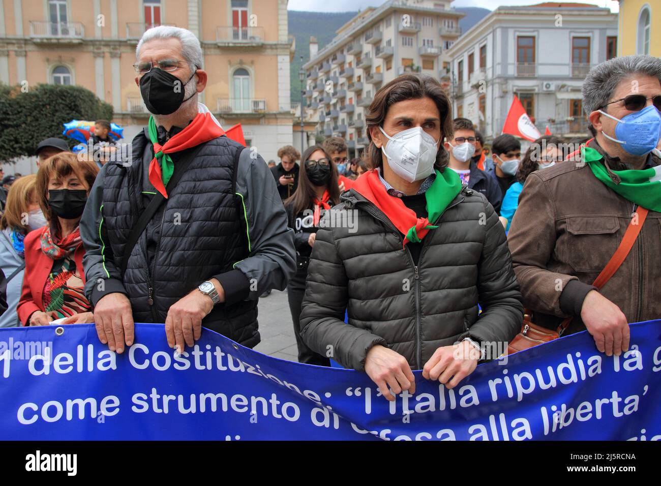 25 aprile 2022, Nocera inferiore, Campania/Salerno, Italia: Nocera inferiore, Salerno, Italia - 25 Aprile 2022 : Visti uomini e donne anziani, ragazze e ragazzi giovanni, partecipano alla sfilata organizzata da A.N.P.I. (Associazione Nazionale dei partigiani d'Italia) il 25 aprile (Giornata Nazionale della Liberazione) per onorare la memoria dei partigiani caduti. Presentare rappresentanti di potere al popolo, membri dell'Associazione '' Free''' e altre associazioni. L'anniversario della liberazione dell'Italia, detta anche Giornata della Liberazione, è una festa nazionale della Repubblica Italiana, che si celebra ogni aprile Foto Stock