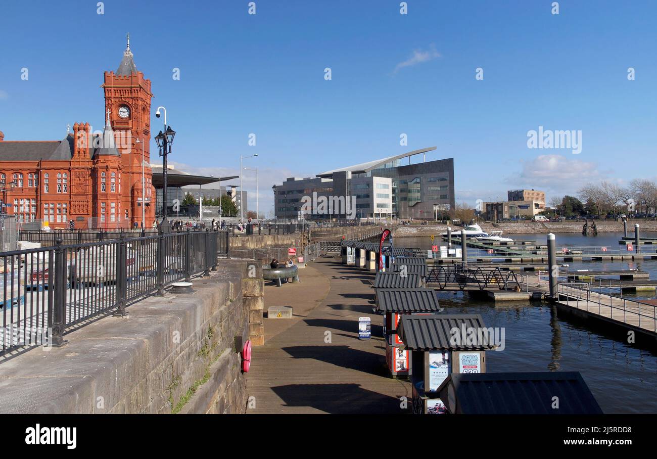 Cardiff Bay con edificio Pierhead, edificio Senedd. Gruppo gallese. Anche l'edificio dell'assicurazione Atradius e le biglietterie per le gite in barca. Primavera 2022 Foto Stock