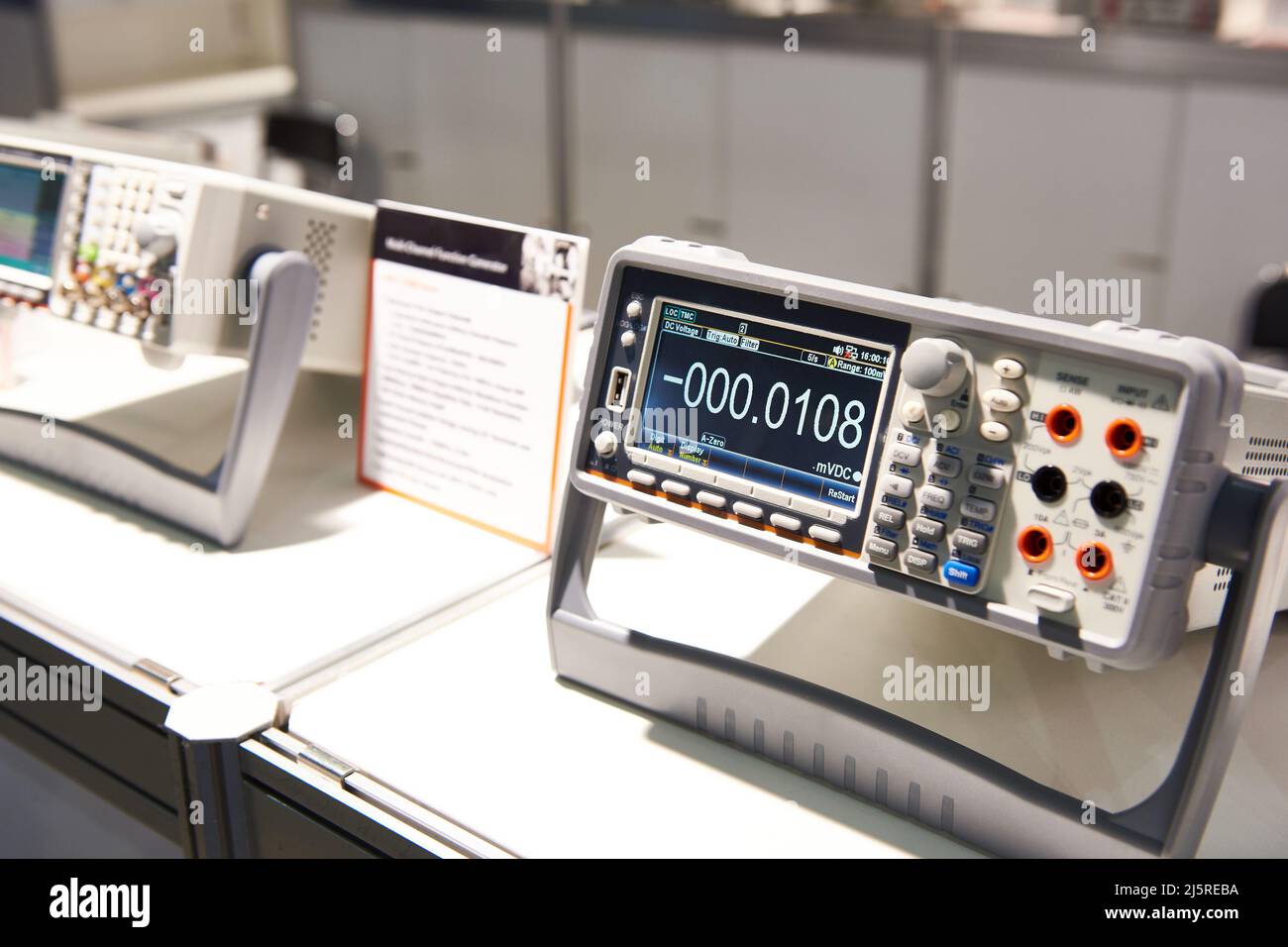 Voltmetro portatile universale da tavolo in negozio Foto Stock