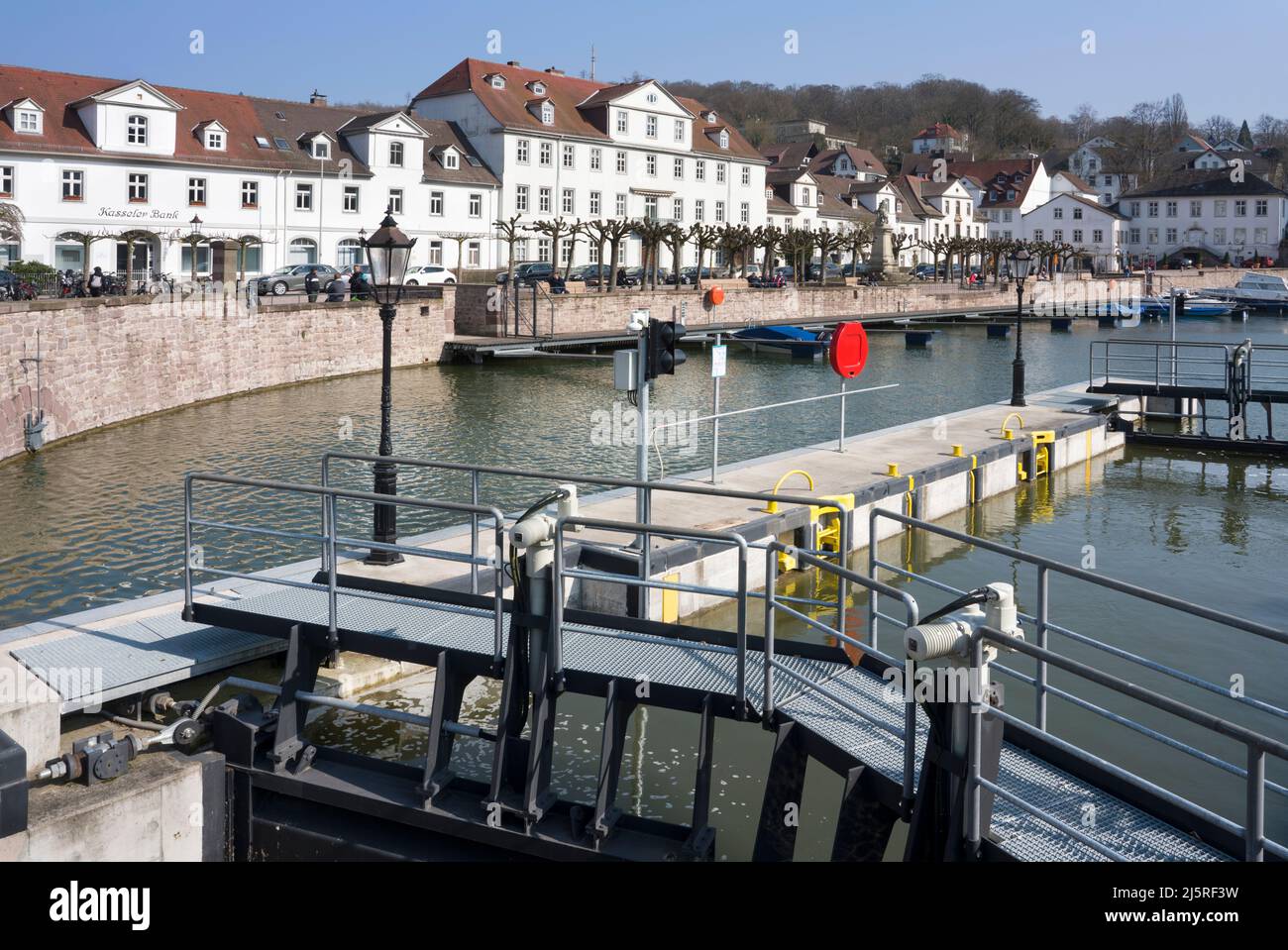 Porto di Bad Karlshafen, la nuova porta d'alluvione, Weserbergland, Assia, Germania, Europa Foto Stock