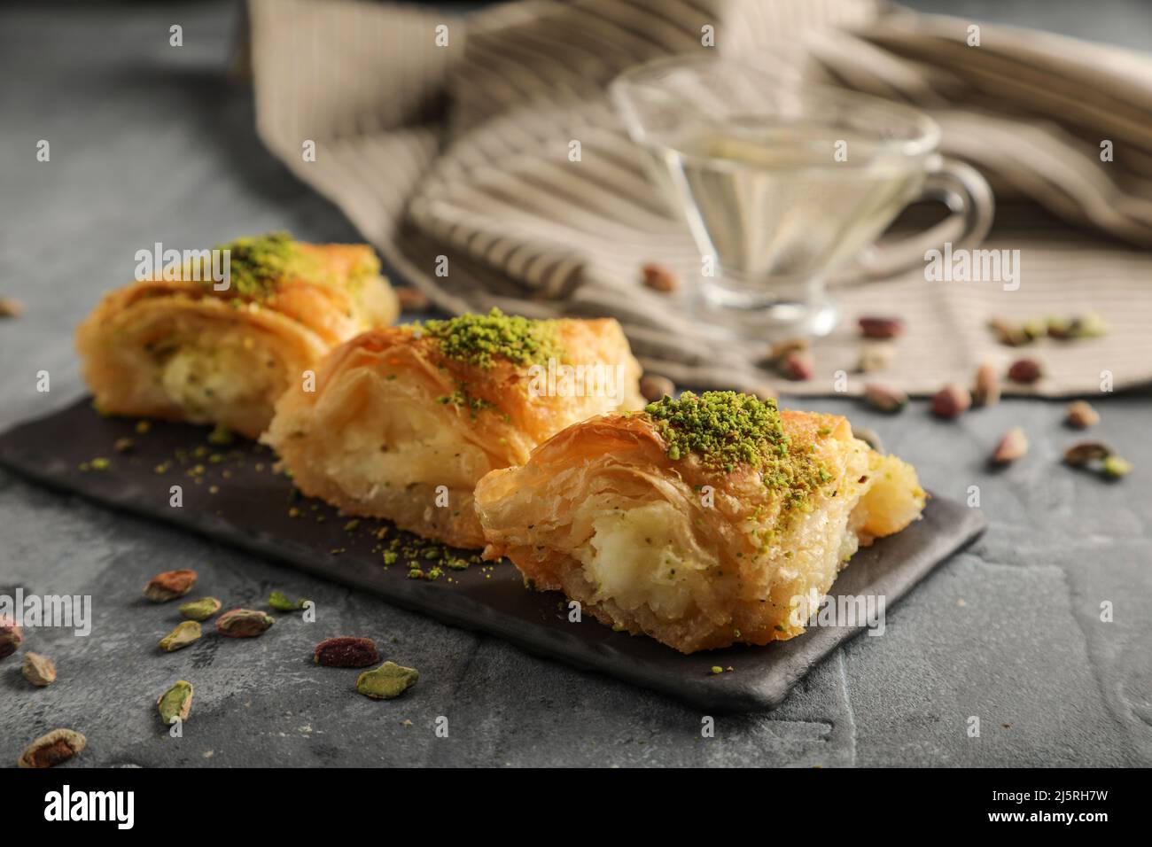 Dolci arabic dessert warbat o baklava, , kunafa, katayif con pistacchio e formaggio . Foto Stock