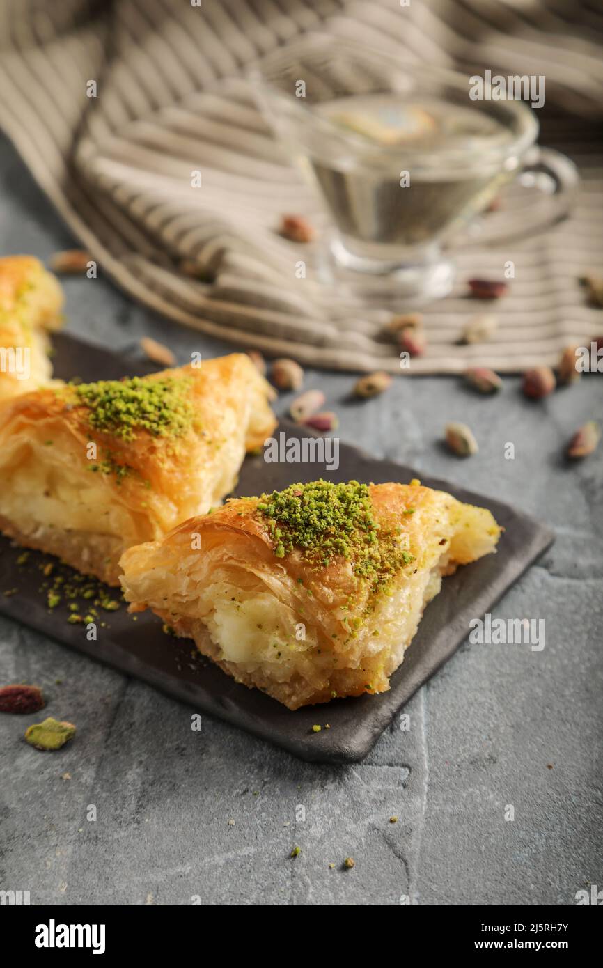 Dolci arabic dessert warbat o baklava, , kunafa, katayif con pistacchio e formaggio . Foto Stock