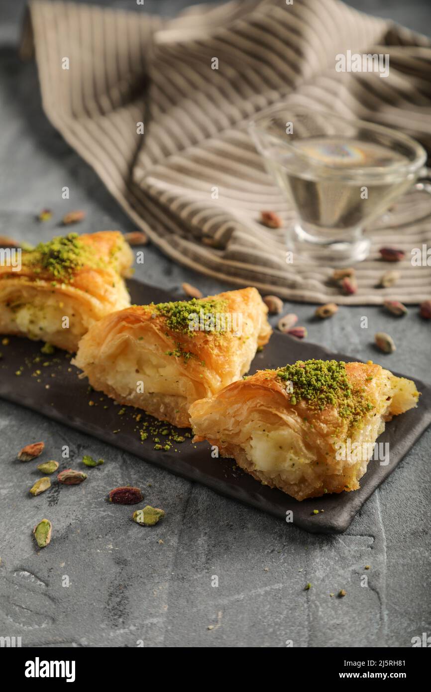 Dolci arabic dessert warbat o baklava, , kunafa, katayif con pistacchio e formaggio . Foto Stock