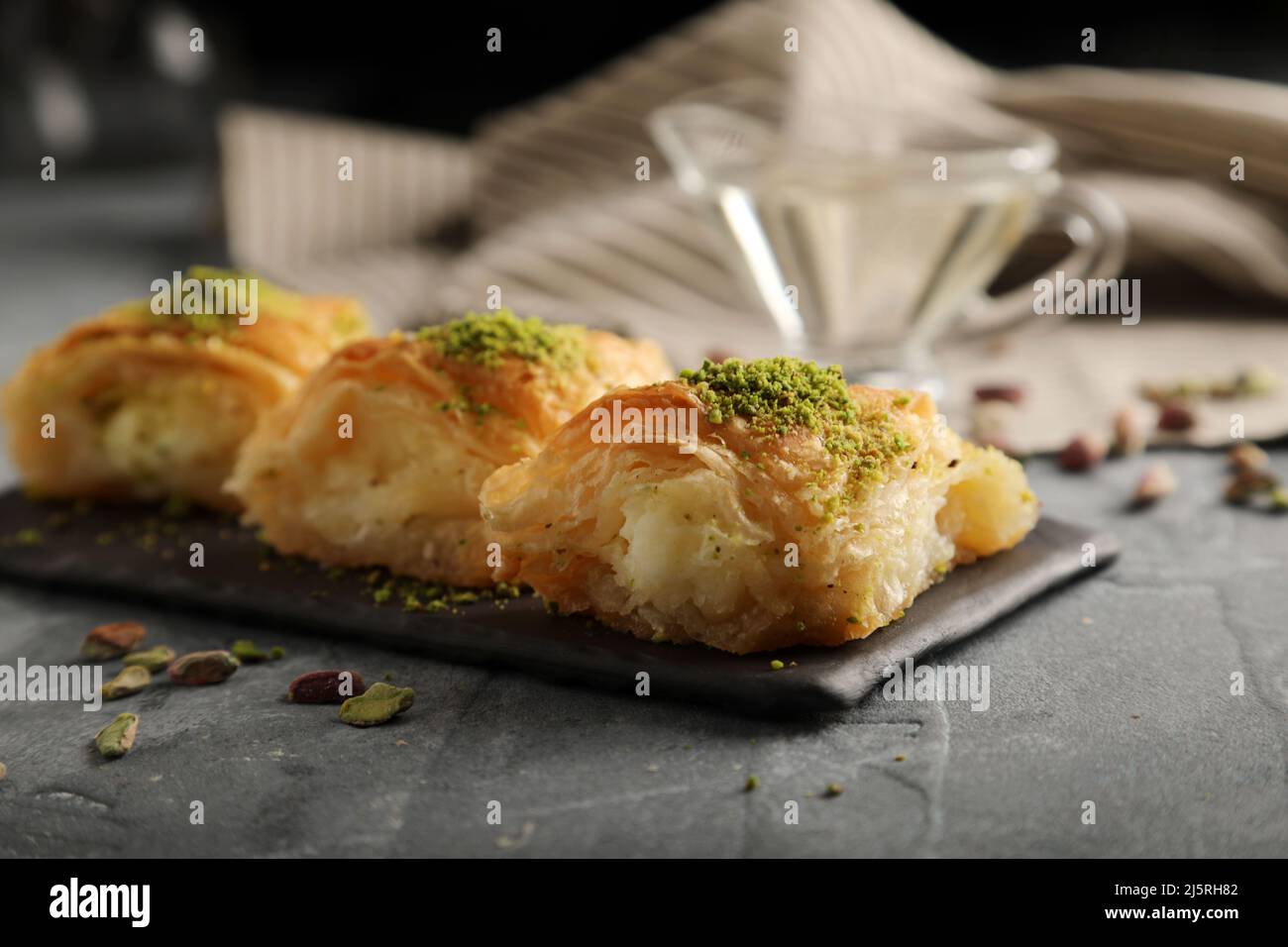 Dolci arabic dessert warbat o baklava, , kunafa, katayif con pistacchio e formaggio . Foto Stock