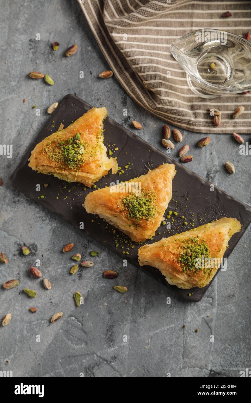 Dolci arabic dessert warbat o baklava, , kunafa, katayif con pistacchio e formaggio . Foto Stock