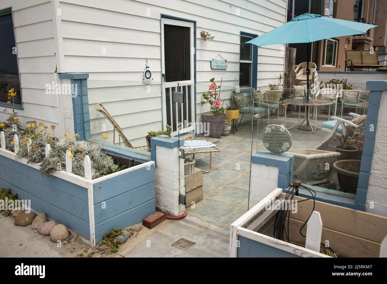 Cortile accogliente di una casa vacanze estiva sulla passeggiata fronte oceano, Mission Bay Foto Stock
