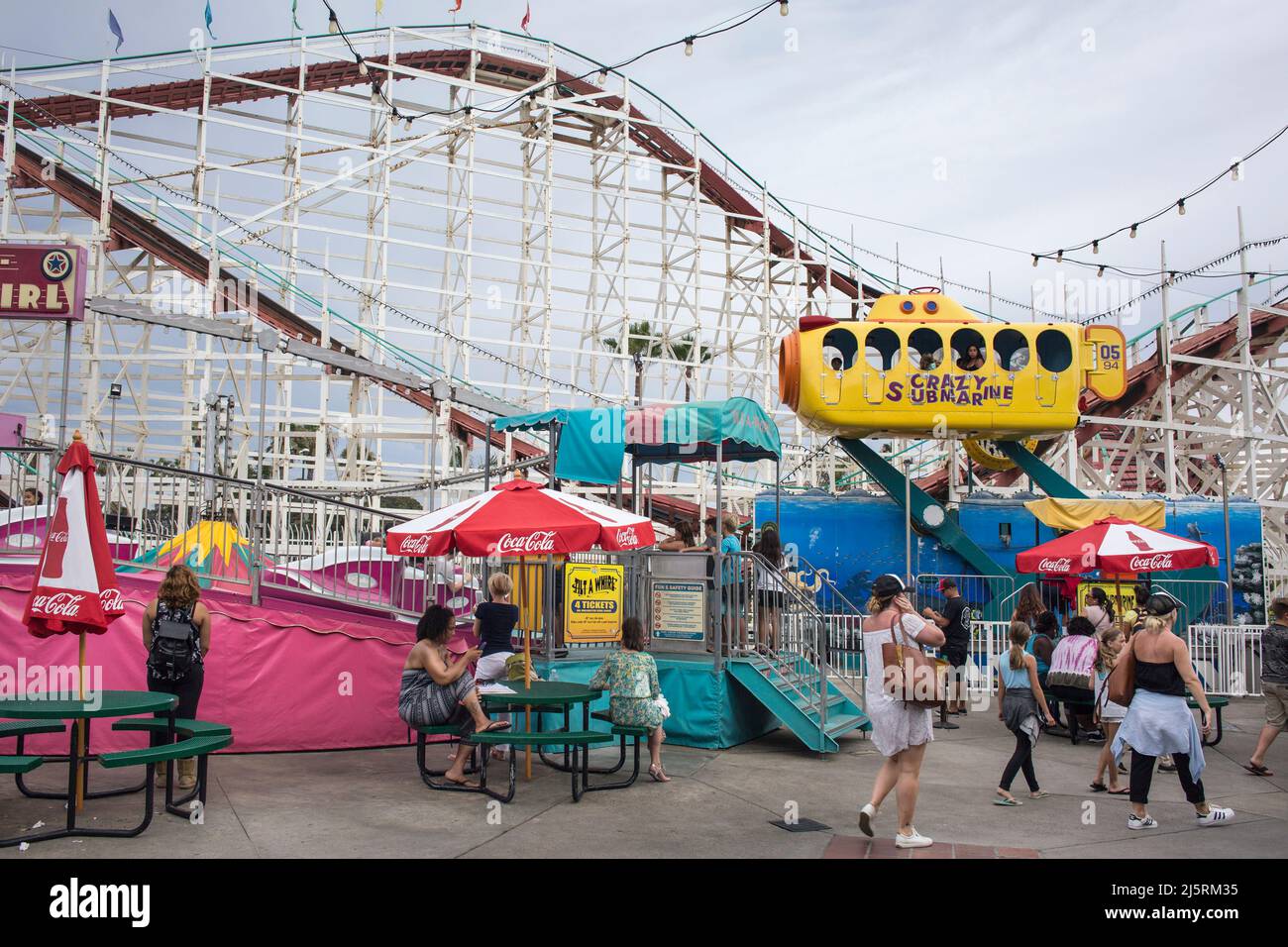 Parco divertimenti Belmont con il Crazy Submarine e le montagne russe Giant Dipper sullo sfondo, Mission Bay, San Diego Foto Stock
