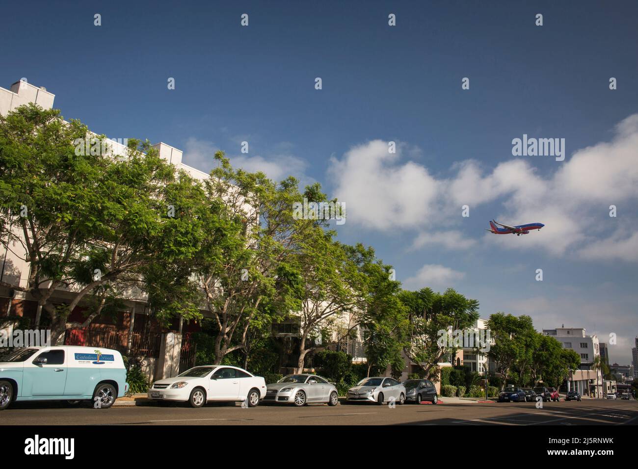 Aereo che vola a basso per l'aeroporto sulla 5th Ave, San Diego Downtown Foto Stock