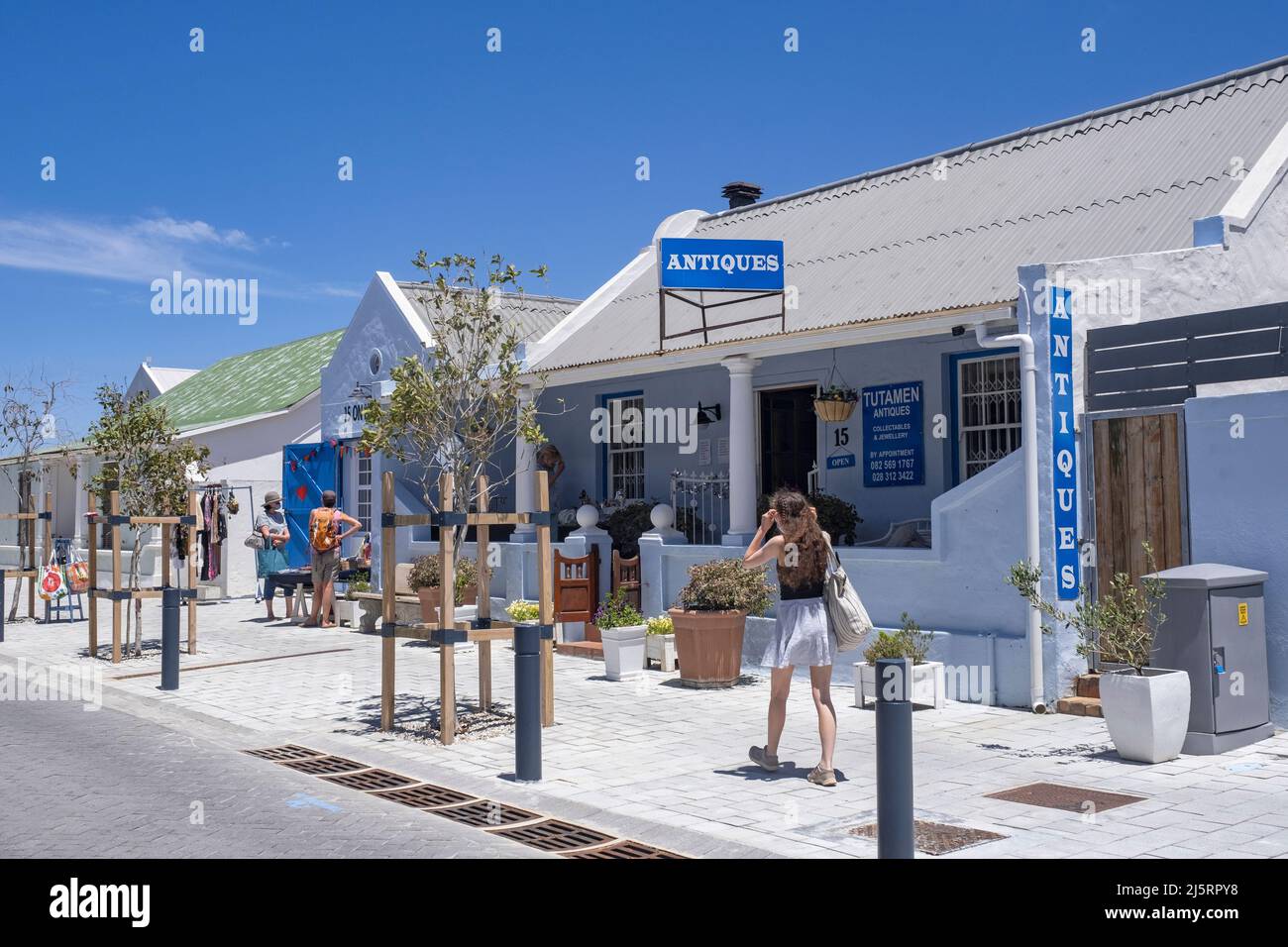 Turisti occidentali al negozio di antiquariato nella strada principale della città Hermanus, Overstrand, Overberg, Western Cape Province, Sud Africa Foto Stock