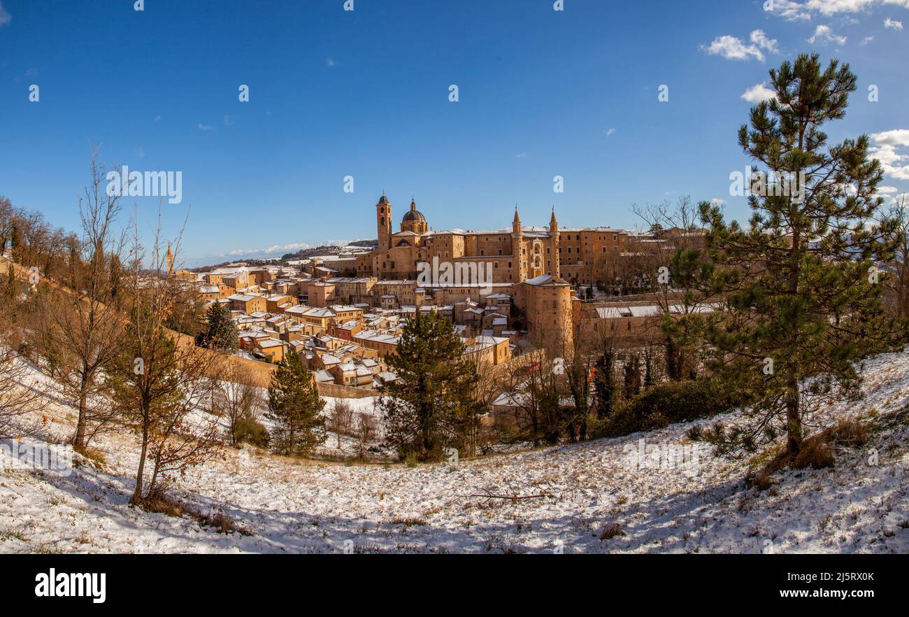 Vista sul borgo medievale di Urbino Foto Stock