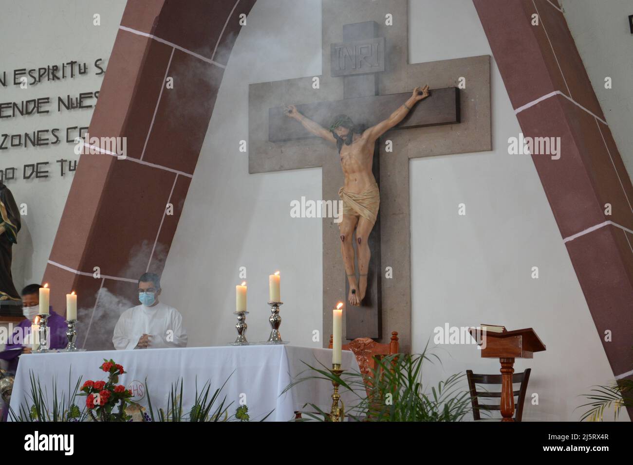 Messa cattolica ancora con restrizioni pandemiche. Parroquia Espirituu Santo Poza Rica Veracruz Messico Foto Stock