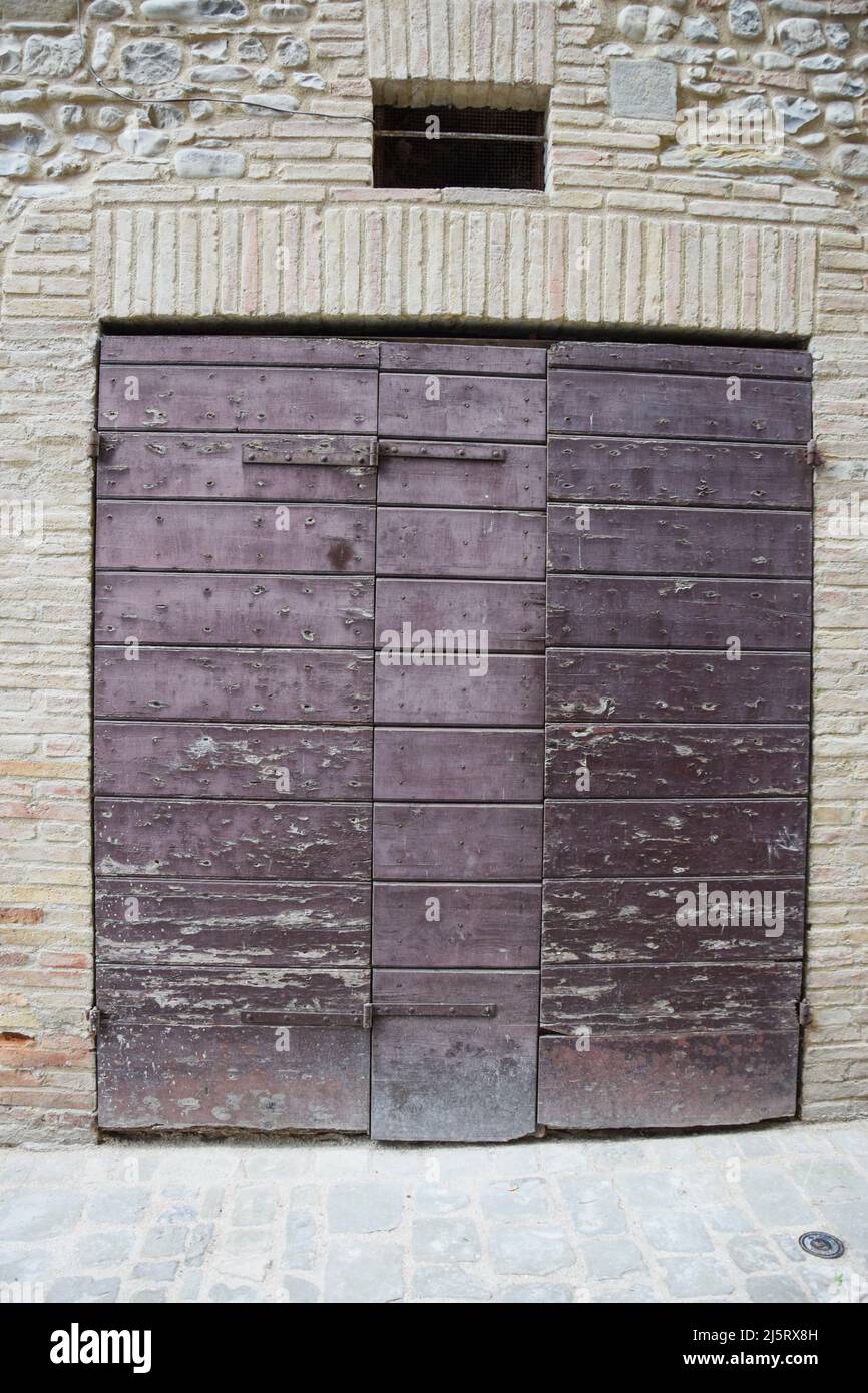 Collezione di porte medievali in legno in un antico borgo medievale e romano situato in Italia. Foto Stock