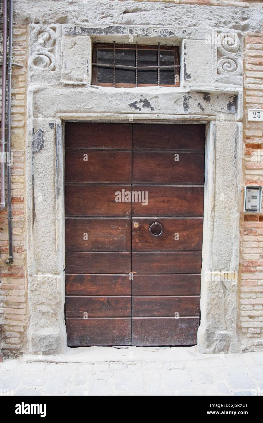 Collezione di porte medievali in legno in un antico borgo medievale e romano situato in Italia. Foto Stock