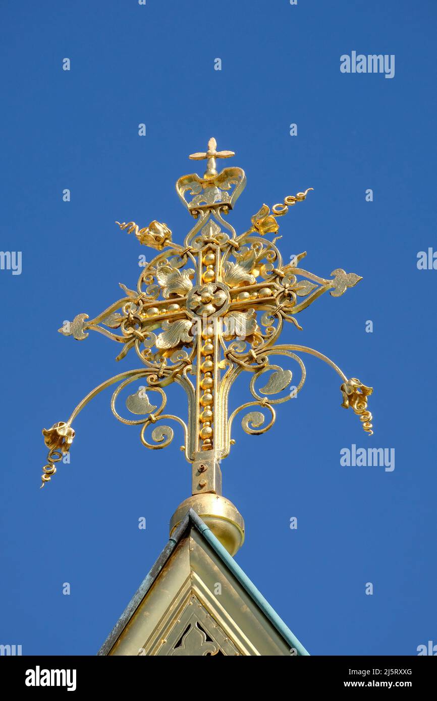 Croce d'oro contro il cielo blu sulla cappella russa a Mathildenhoehe, Darmstadt Foto Stock