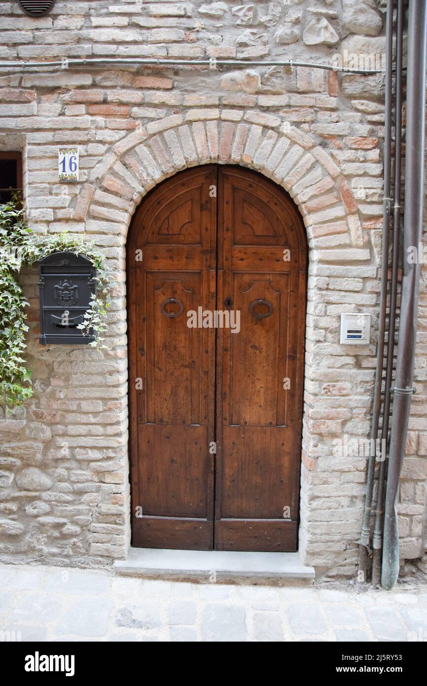 Collezione di porte medievali in legno in un antico borgo medievale e romano situato in Italia. Foto Stock