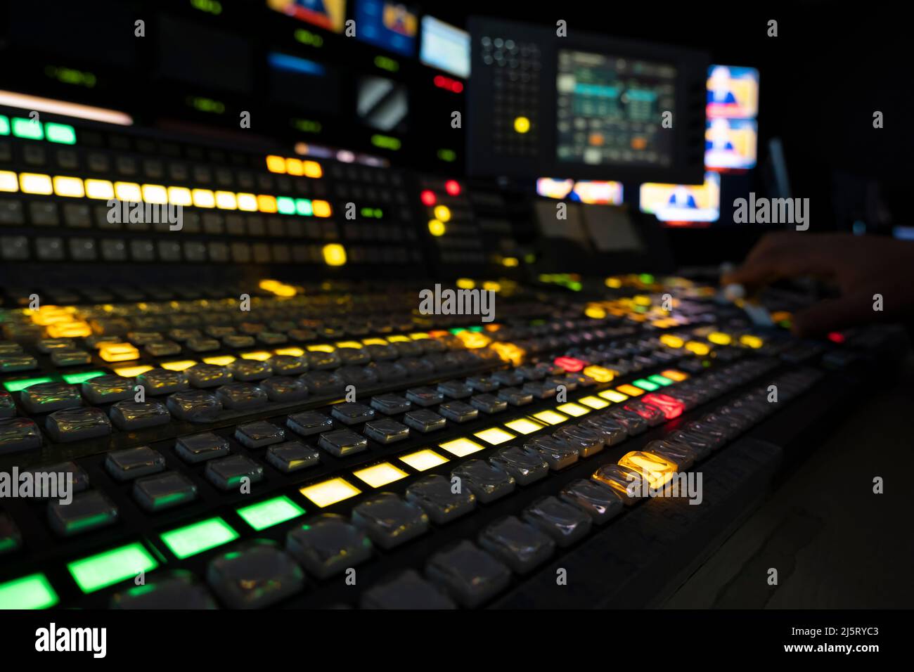 Editor TV che lavora con il mixer di visione nella galleria di trasmissione televisiva Foto Stock