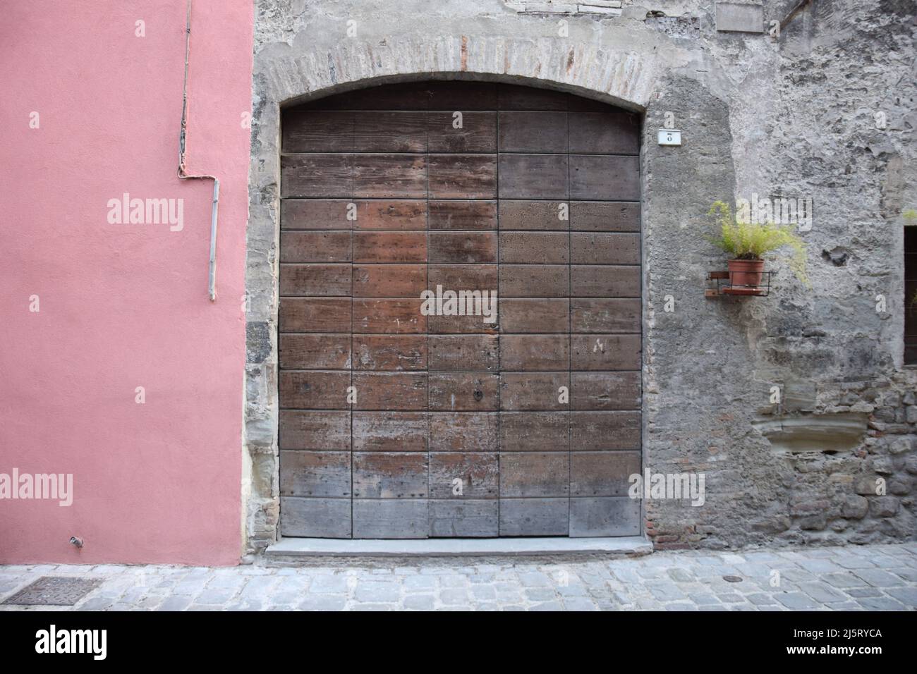 Collezione di porte medievali in legno in un antico borgo medievale e romano situato in Italia. Foto Stock