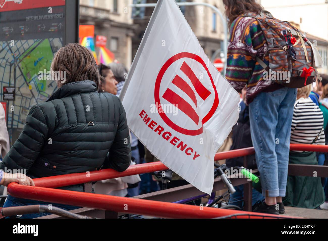 Manifestazione per la pace, per i diritti dei cittadini, contro la guerra Russia-Ucraina. Arcobaleno bandiere di pace. Persone con allarme di emergenza. Aprile 25th, Milano, Italia Foto Stock