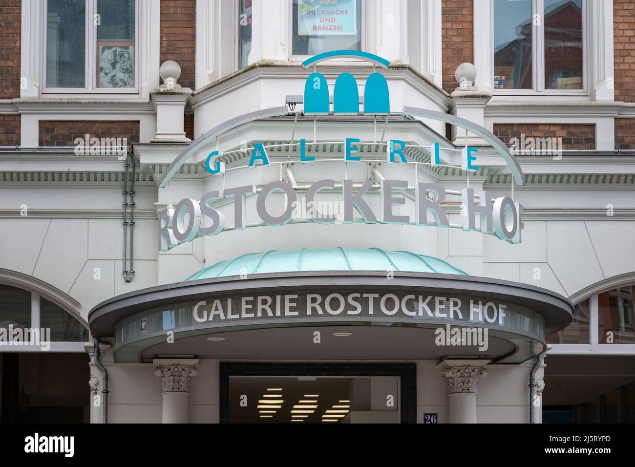 Il logo e la scritta della Galerie Rostocker Hof. Un moderno centro commerciale nel centro della città. La facciata dell'entrata frontale e' storica. Foto Stock