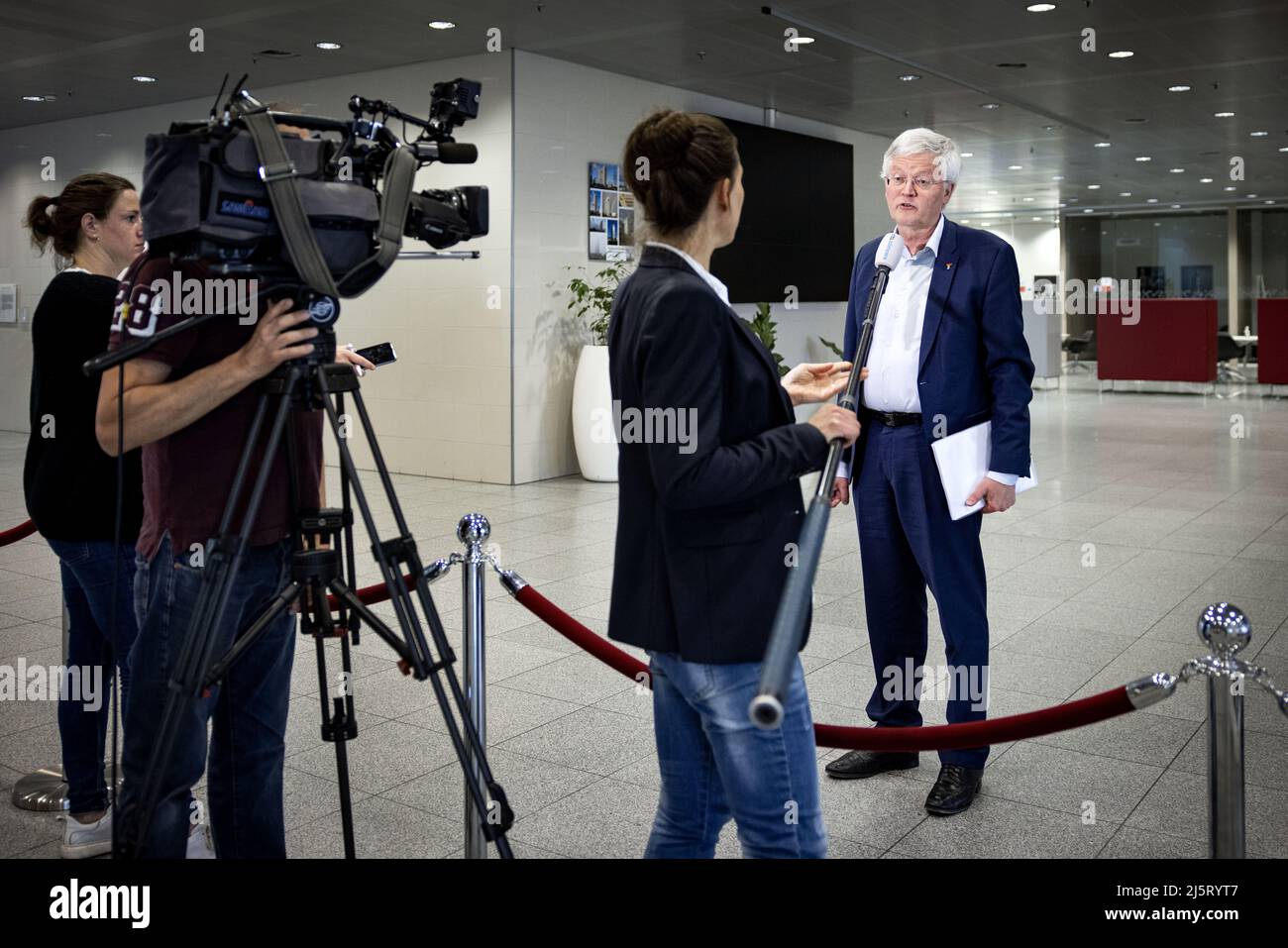 2022-04-25 18:52:34 UTRECHT - il sindaco Theo Weterings di Tilburg arriva per il Consiglio di sicurezza, dove, tra le altre cose, l'accoglienza dei rifugiati ucraini è all'ordine del giorno. ANP RAMON VAN FLYMEN olanda OUT - belgio OUT Foto Stock