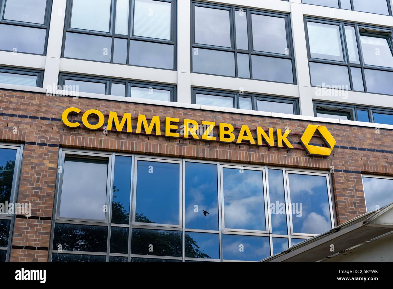 Lettere Commerzbank su una facciata. Edificio esterno nel centro della città. Muro di una società bancaria con un grande logo. Settore finanziario e di investimento Foto Stock